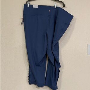 Livi 3/4 leggings periwinkle colored size 26/28 nwt
